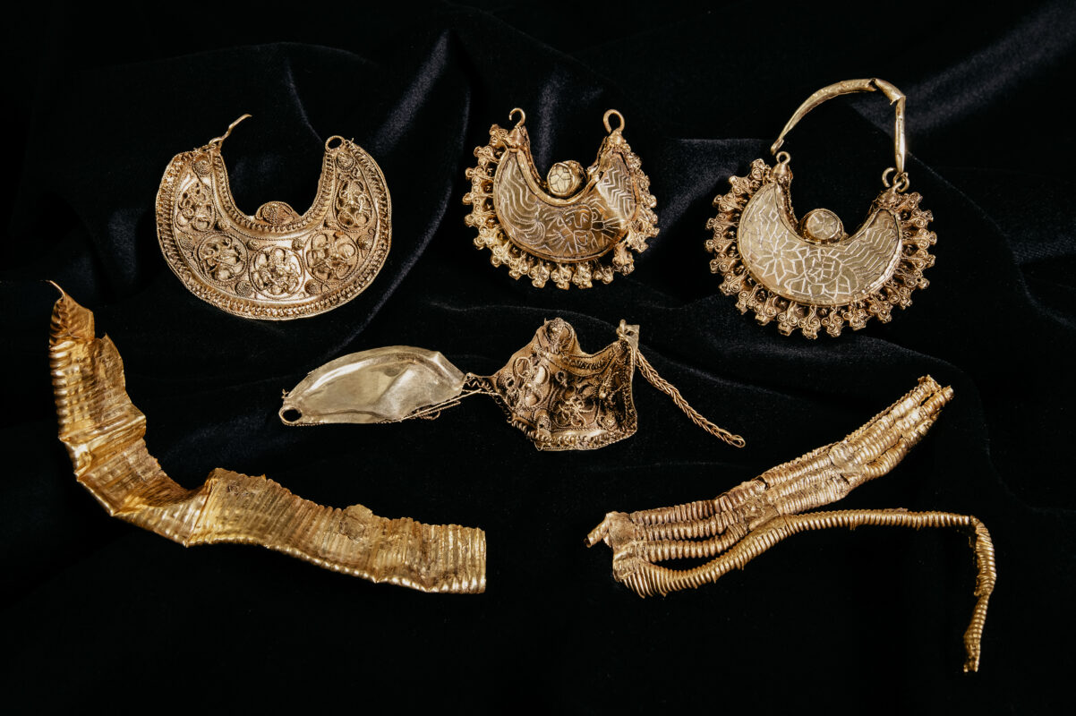 De schatvondst van Hoogwoud, oorhangers en goudstrips | Collectie: particuliere
bruikleengever | Foto: AWF / Fleur Schinning
Goud, 1000-1050, gevonden in Hoogwoud (NH)

OF: Schatvonds van Hoogwoud